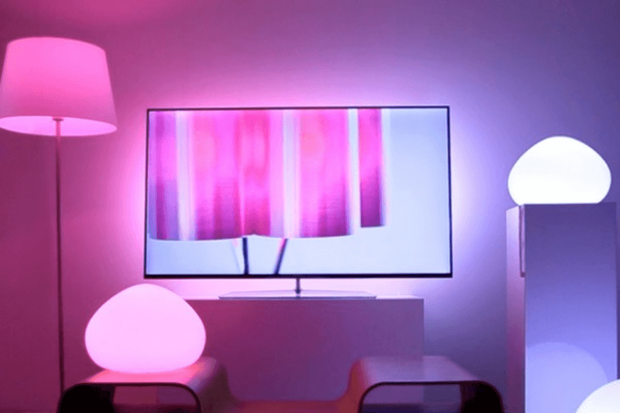 Man sieht ein smart Home mit verschiedenen Lampen und farbigen Lichtern.